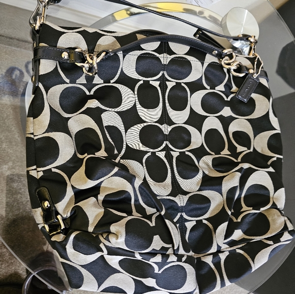 Medium Tote - Picture 2 of 4